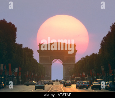 FR - PARIS: Arc de Triomphe & Champs-Elysees bei Sonnenuntergang Stockfoto