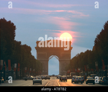 FR - PARIS: Arc de Triomphe & Champs-Elysees bei Sonnenuntergang Stockfoto