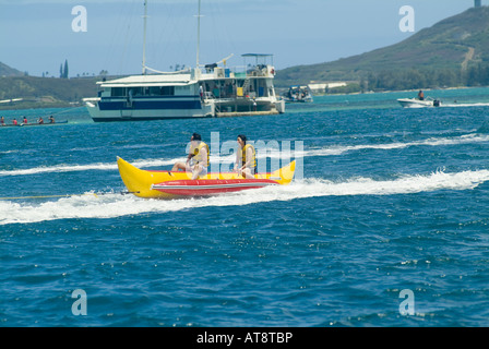 Menschen in verschiedenen Arten von Wasserfahrzeugen genießen schöne Kaneohe Bay auf Oahu Windseite. Stockfoto