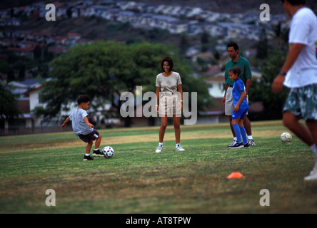 Familie, Fußball spielen, in einem Park in Hawaii Kai, Oahu Stockfoto