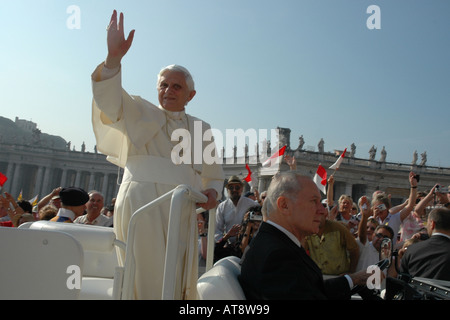 Papst Benedict XVI begrüßt Pilger besuchen eine Papstaudienz in Rom St Peter Square, der Basilika riesige piazza Stockfoto