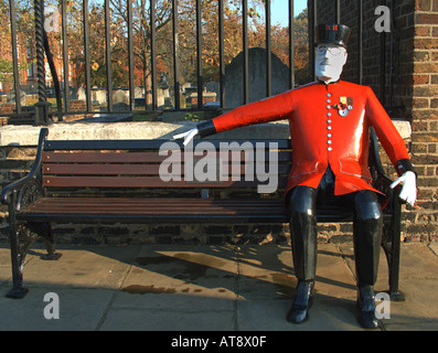 Malte Zinn Skulptur von Chelsea Rentner sitzen auf einer Bank auf dem Gelände des Royal Hospital Chelsea London Stockfoto