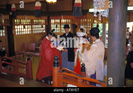 Shinto buddhistische Tempel und Preist an eine traditionelle Hochzeitszeremonie Stockfoto
