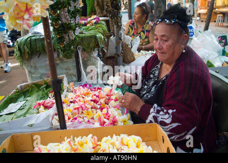 Ein Leimaker bei dem International Market Place in Waikiki. Stockfoto