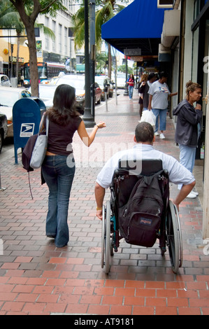 Miami Florida Street Life asiatisch-amerikanische männliche Rollen Rollstuhl Gehweg Stockfoto