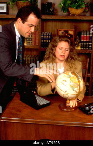 Geschäftsfrau 32 Jahren diskutieren Weltwirtschaft mit argentinischen Client 33 Jahren in ihrem Büro. St Paul Minnesota MN USA Stockfoto