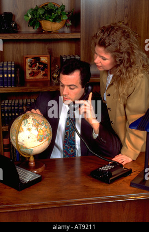 Argentinisches Spanisch Geschäftsmann und Geschäftsfrau Alter 33 und 32 am Telefon im Büro. St Paul Minnesota MN USA Stockfoto