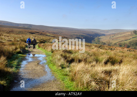 Wanderer auf dem Bronte Weg Bronte Weg zum Top-Withins Howarth Moors West Yorkshire UK Stockfoto