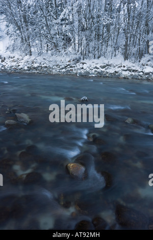 Knackig, Winter-Szene der fließenden Gewässer der Fluss Arve, Chamonix, Frankreich Stockfoto