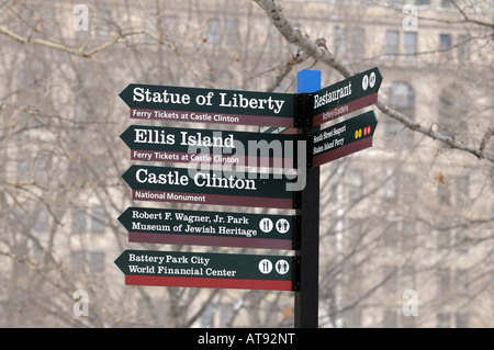 Ein Schild im Battery Park am südlichen Ende von Manhattan weist zu den Sehenswürdigkeiten in und nahe dem Park. Stockfoto