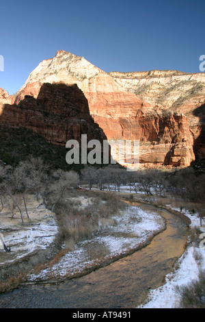 North Fork Virgin River fließt durch Wüste Schlucht im Winter Zion Nationalpark Washington County UT Stockfoto