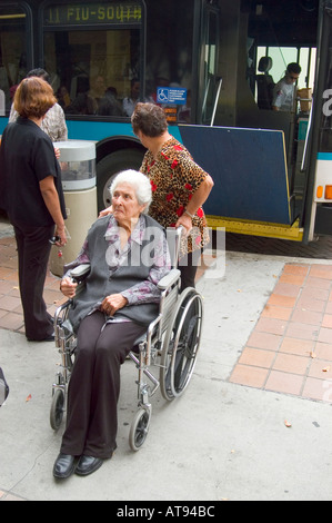 Miami Florida Street Life Behinderte Senior weiblichen im Rollstuhl einsteigen Stadtbus Stockfoto