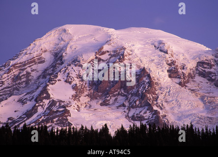 Sonnenaufgang auf dem Mount Rainier oberhalb der Baumgrenze von Reflection Lakes Mount Rainier Nationalpark Lewis County WA Stockfoto