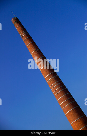 alten Fabrikschornsteinen gemacht aus rotem Ziegelstein in dekoratives Element des Etxeberria Parks umgewandelt Stockfoto