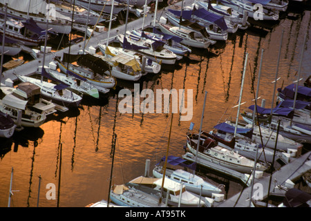 Ala Wai Yacht Harbor und den Sonnenuntergang Wolken spiegeln sich im Wasser Stockfoto