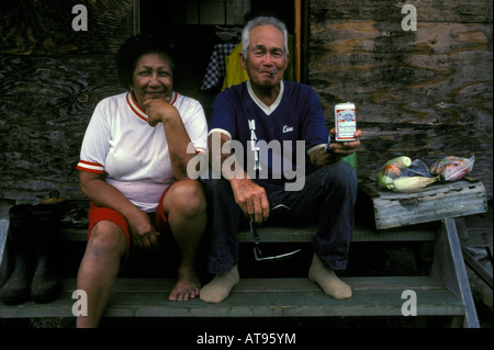 Porträt eines multiethnischen Paares auf ihrer Veranda zu sitzen. Stockfoto