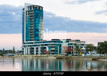 Das Luxus neue Raffles Waterfront Mehrfamilienhaus in Perth, Western Australia, im Jahr 2006 abgeschlossen. Stockfoto