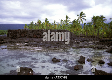 PA-Hula (Hula-Plattform) und Tidepool am Puu Honua O Honaunau National Historic Park (Stadt der Zuflucht), in Kona, Hawaii. Stockfoto