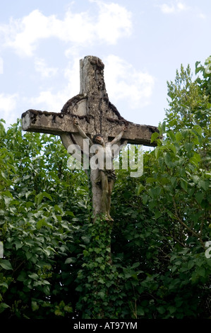 Steinkreuz mit Jesus Christus in den gekreuzigten Position am französischen Scheideweg Stockfoto