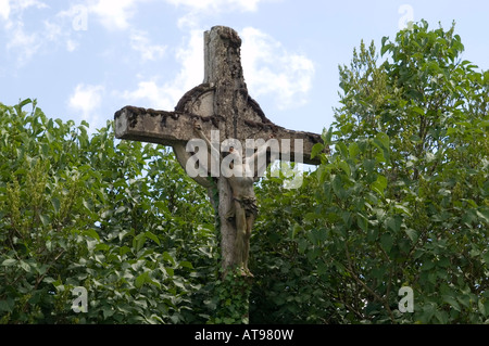 Steinkreuz mit Jesus Christus in den gekreuzigten Position am französischen Scheideweg Stockfoto