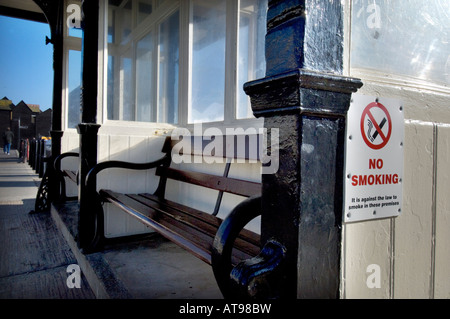 Ein Nichtraucher-Zeichen auf eine Strandmuschel Seite Promenade direkt am Meer in Hastings East Sussex UK Stockfoto