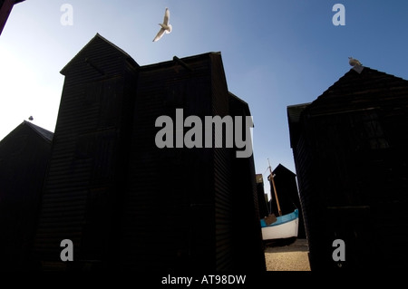 Viktorianische Net Shop Hütten in der Altstadt von Hastings Strand große schwarze hölzerne net Geschäfte wurden gebaut um Angeln zu speichern Stockfoto