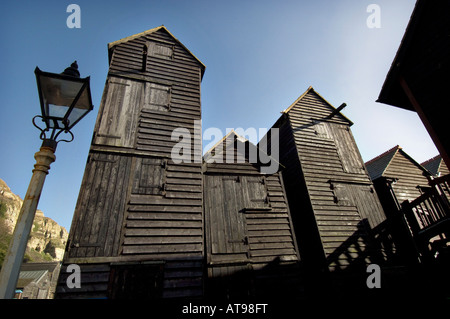 Viktorianische Net Shop Hütten in der Altstadt von Hastings Strand große schwarze hölzerne net Geschäfte wurden gebaut, Fanggeräte zu speichern Stockfoto