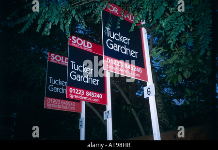 drei Abstand eng Immobilienmakler für Verkauf Zeichen Stockfoto