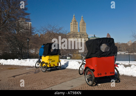 Bunte Pedicabs im Central Park mit dem San Remo im Hintergrund Stockfoto