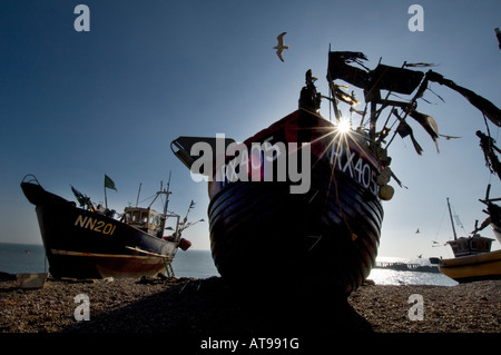 Angelboote/Fischerboote ruhen am Strand von Hastings nach einem Morgen Angeln Stockfoto