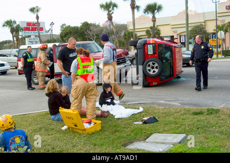 Feuerwehr Polizei und medizinisches Personal unterstützen Verletzte bei Autounfall Stockfoto