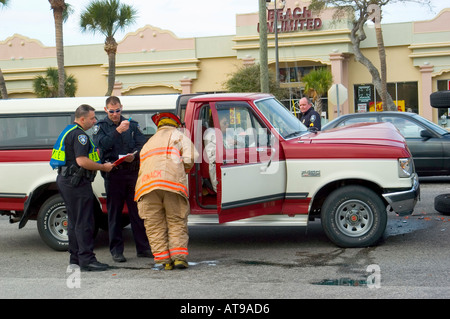 Feuerwehr Polizei und medizinisches Personal unterstützen Verletzte bei Autounfall Stockfoto