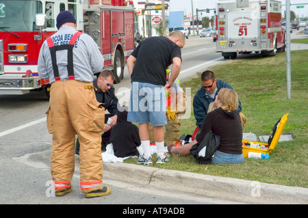 Feuerwehr Polizei und medizinisches Personal unterstützen Verletzte bei Autounfall Stockfoto