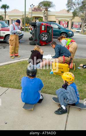 Feuerwehr Polizei und medizinische Personal unterstützen verletzt Menschen bei Autounfall Auto Unfall auto Stockfoto