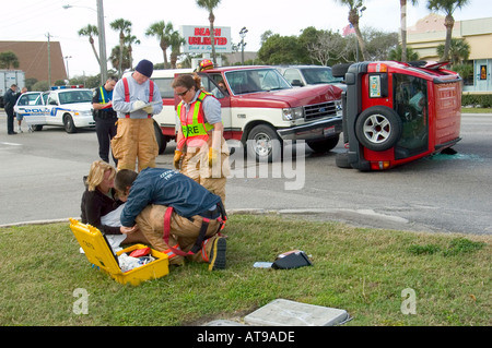 Feuerwehr Polizei und medizinisches Personal unterstützen Verletzte bei Autounfall Stockfoto