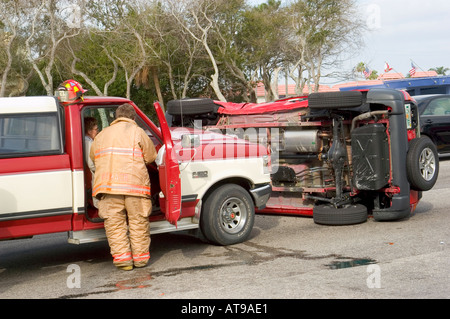 Feuerwehr Polizei und medizinisches Personal unterstützen Verletzte bei Autounfall Stockfoto