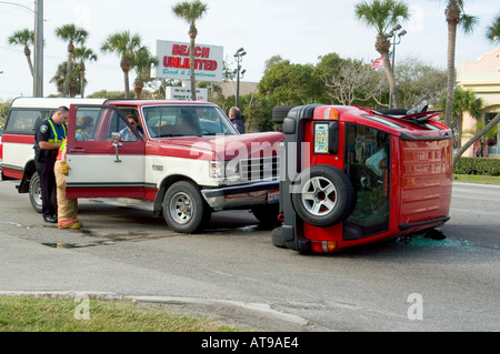 Feuerwehr Polizei und medizinisches Personal unterstützen Verletzte bei Autounfall Stockfoto