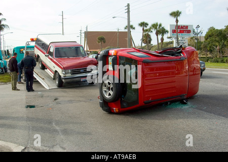 Feuerwehr Polizei und medizinisches Personal unterstützen Verletzte bei Autounfall Stockfoto