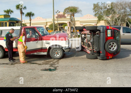 Feuerwehr Polizei und medizinische Personal unterstützen verletzt Menschen bei Autounfall Auto Auto Unfall Stockfoto