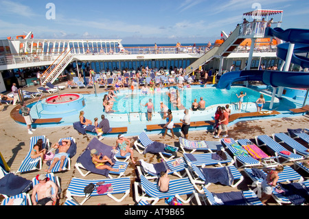 Unternehmungen mit der Familie an Bord der Carnival Cruise Schiff Fantasy von Port Canaveral Florida zu den Bahama-Inseln Stockfoto