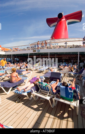 Unternehmungen mit der Familie an Bord der Carnival Cruise Schiff Fantasy von Port Canaveral Florida zu den Bahama-Inseln Stockfoto