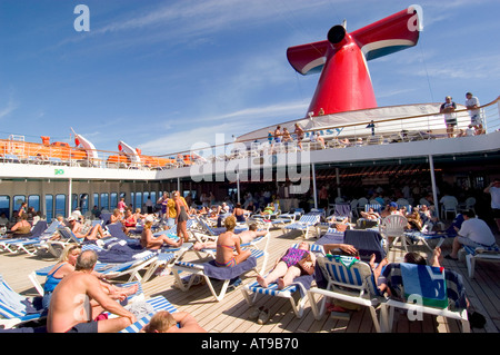 Unternehmungen mit der Familie an Bord der Carnival Cruise Schiff Fantasy von Port Canaveral Florida zu den Bahama-Inseln Stockfoto