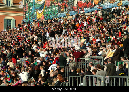 niceMBF1151 Nizza Alpes Maritimes Cote d Azur Frankreich Nizza Karneval die Massen beobachten die Parade Stockfoto