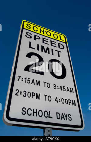 20 km/h Schule Zone Tempolimit Schild Stockfoto