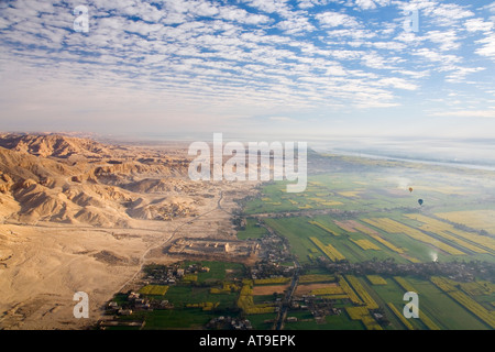 Luftaufnahme von Luxor Westbank thebanischen Berge Tal der Könige entnommen Heißluftballon in der Morgendämmerung Nordafrika Ägypten