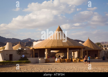 El Wekala Beach Club Bar Cafe mit Menschen saßen an Tischen im Freien am Roten Meer Ostküste Taba Heights Ägypten Stockfoto