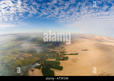 Luftbild südlich vom Heißluftballon im Morgengrauen Luxor Westbank und ägyptischen Wüste Ägypten Nordafrika Stockfoto