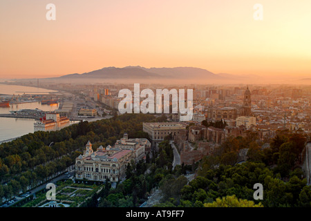 Spanien Andalusien Malaga Sonnenuntergang Aussichtspunkt Gibralfaro Stockfoto