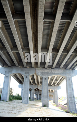 Unterseite der Straßenbrücke.  Parallele Betonbalken mit Doppelreihe von große Betonsäulen Stockfoto