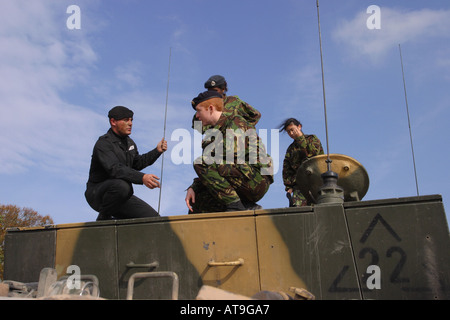 Britische Armee Tank corp Fahrer Soldat im Gespräch mit Armee-jüngstere Söhne über die Kampfpanzer Challenger 2 Stockfoto